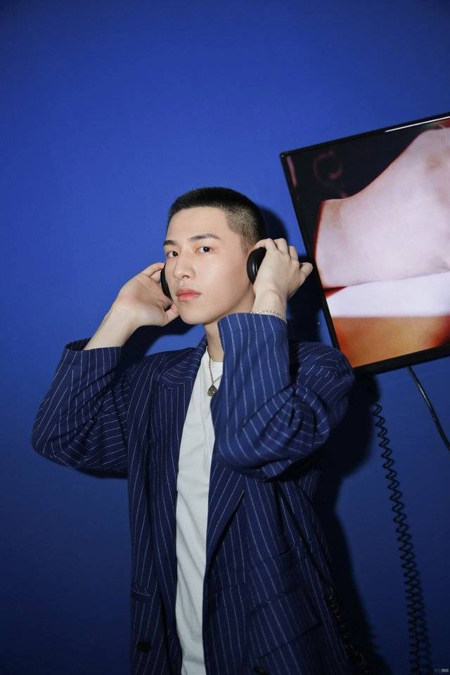 辛云来寸头西装短裤照片高清图片精选_4