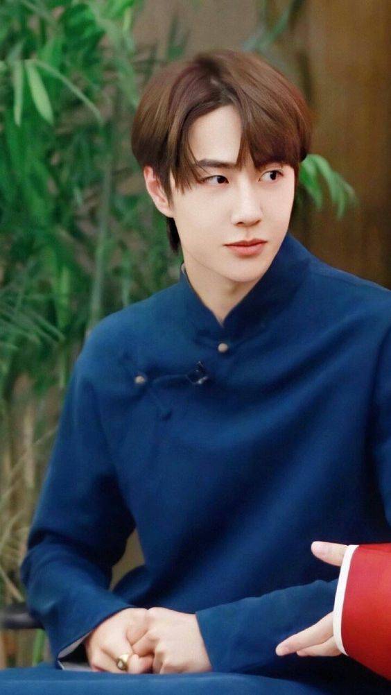 王一博说相声穿长袍的高清图片精选_5