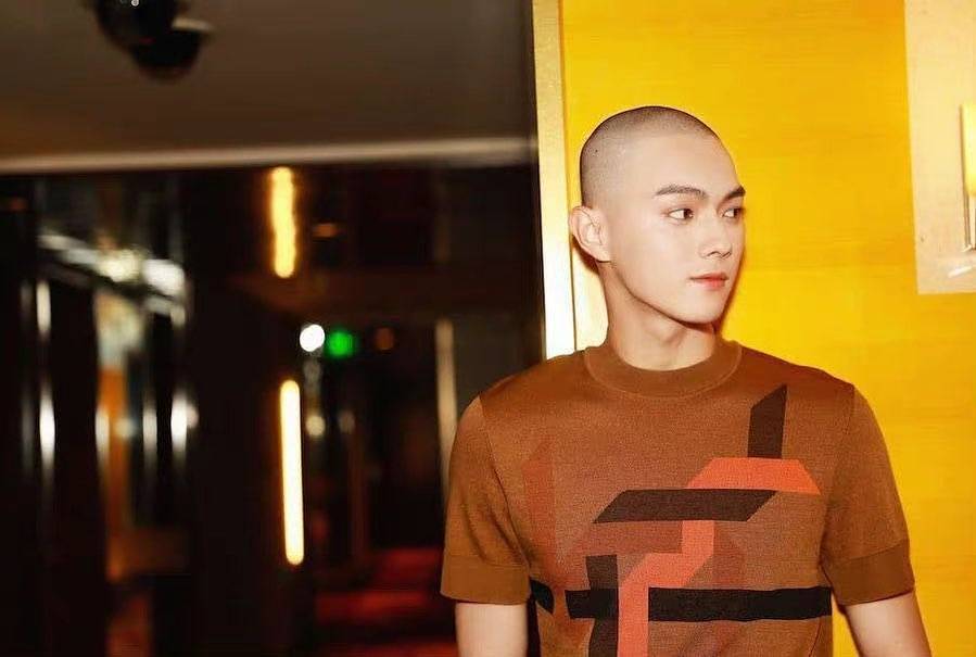 帅气男星许凯光头照片精选_1
