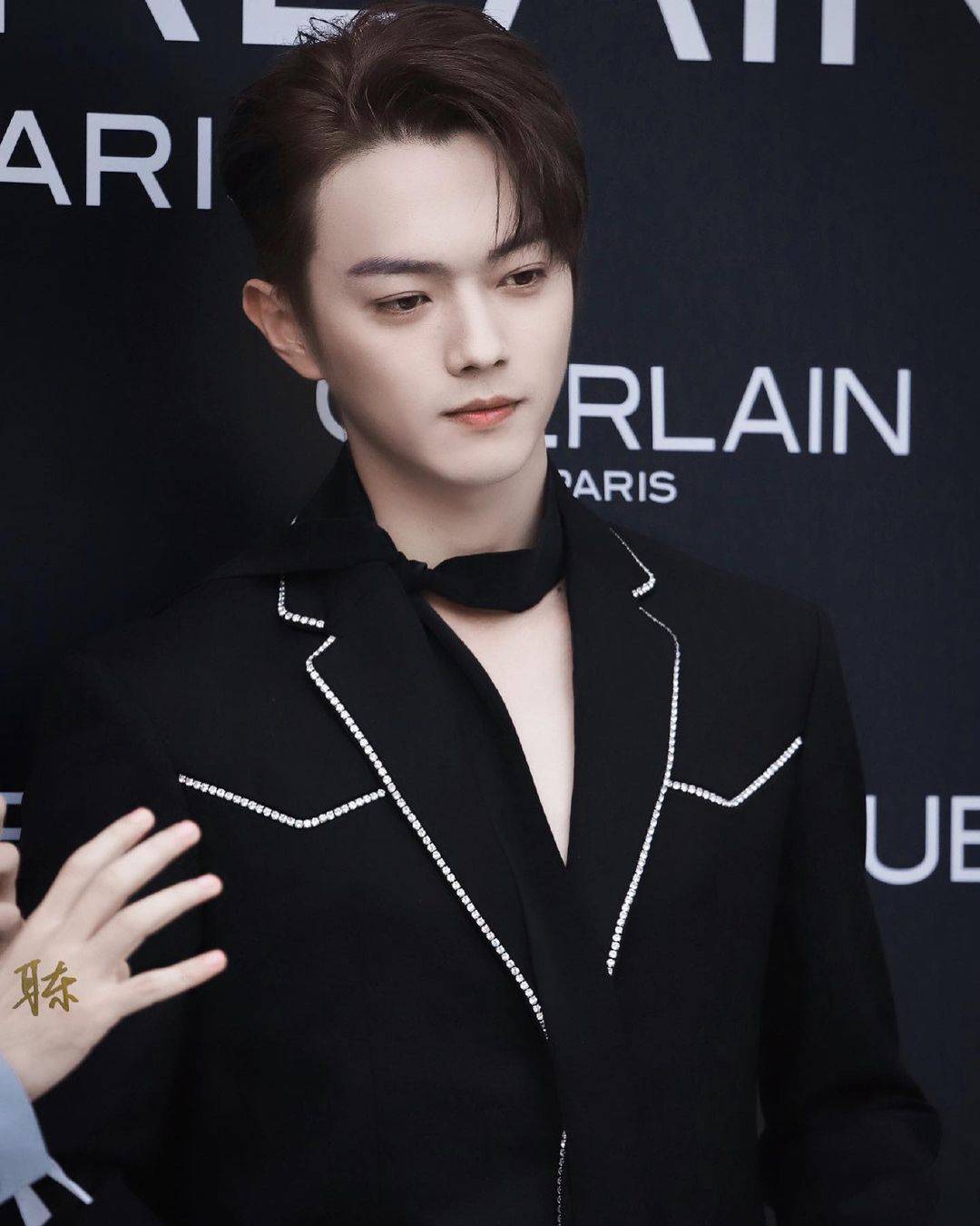 许凯真空深V西装性感绅士图片精选_5