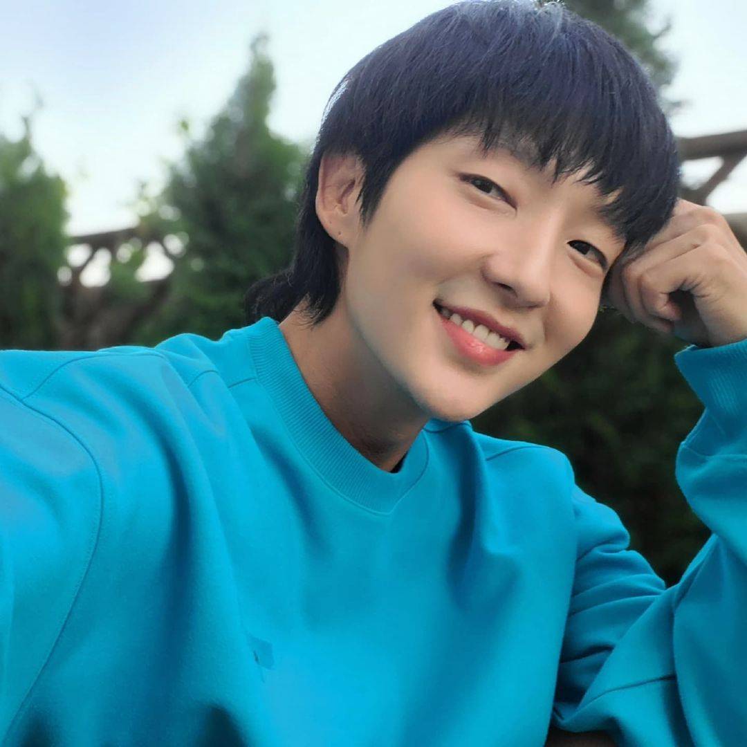 韩国帅气男星李准基温暖笑容图片精选_5