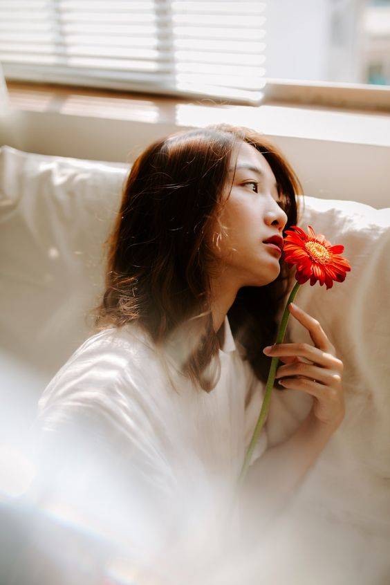 女孩侧脸嗅花闻花香味唯美图片_2
