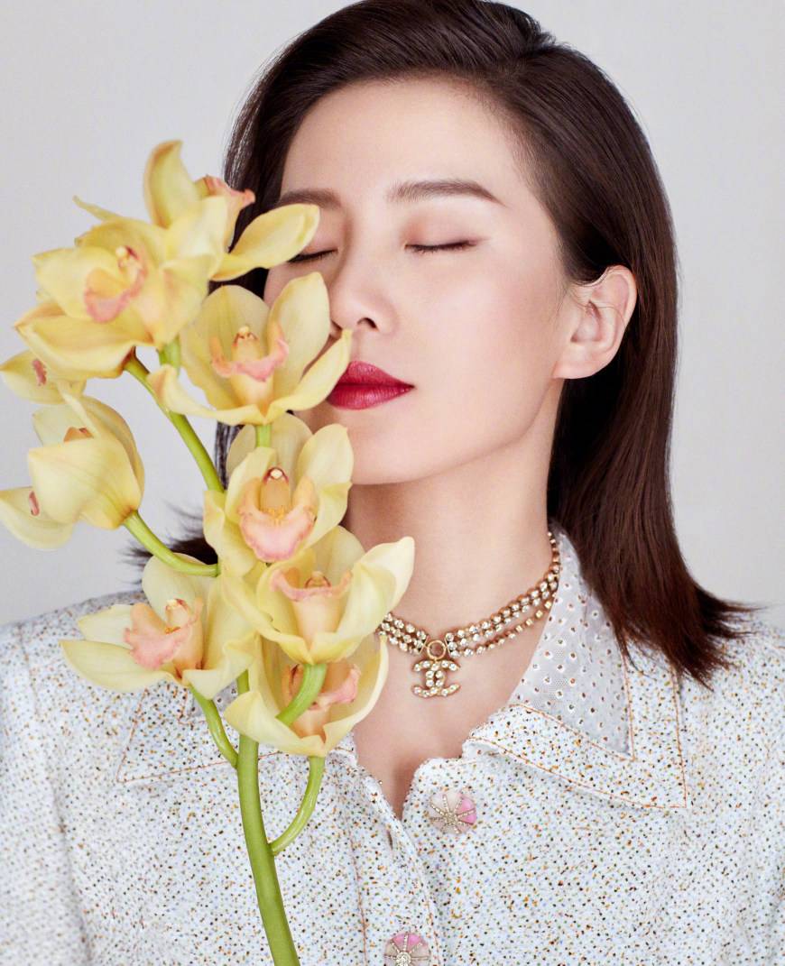 女孩侧脸嗅花闻花香味唯美图片_4