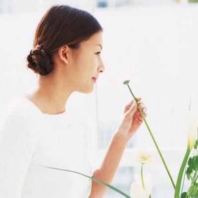 女孩侧脸嗅花闻花香味唯美图片