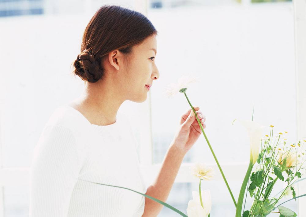 女孩侧脸嗅花闻花香味唯美图片_6