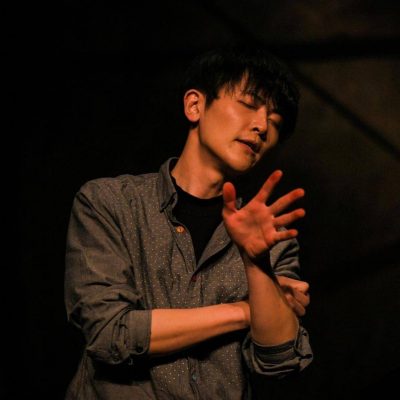帅气男演员刘端端话剧《红色》舞台剧照高清图片