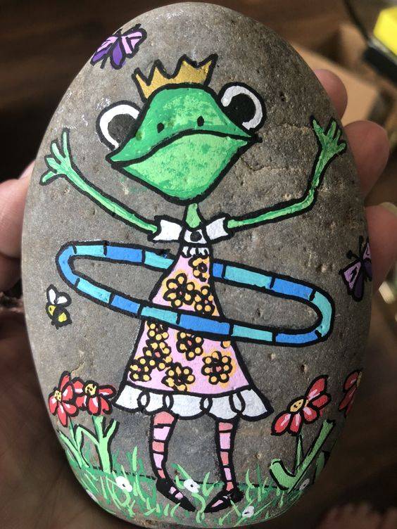 幼儿园手工彩色石头画-卡通青蛙作品图片精选_8