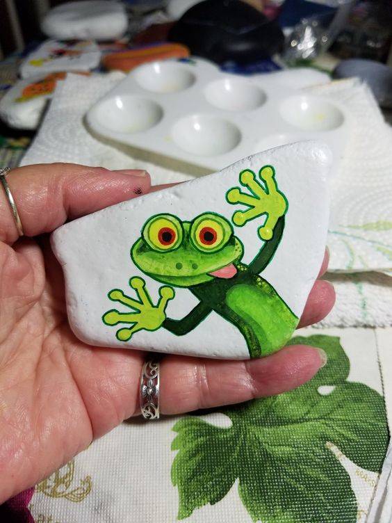幼儿园手工彩色石头画-卡通青蛙作品图片精选_5