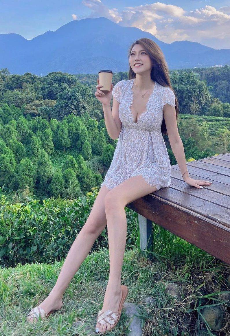 张舒晴「火焰腿女神」蕾丝镂空裙图片_3