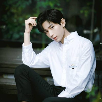 男星成毅帅气白衬衫高清图片精选
