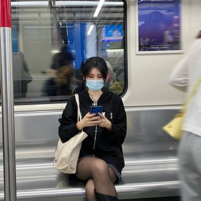 地铁上抓拍的口罩美女，不敢对视美女！