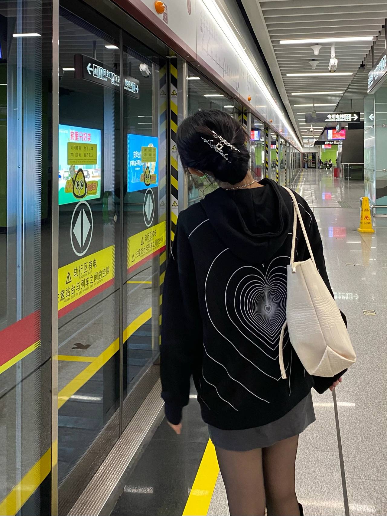 地铁上抓拍的口罩美女，不敢对视美女！_3