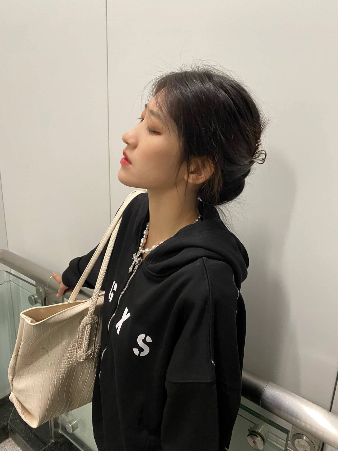 地铁上抓拍的口罩美女，不敢对视美女！_4