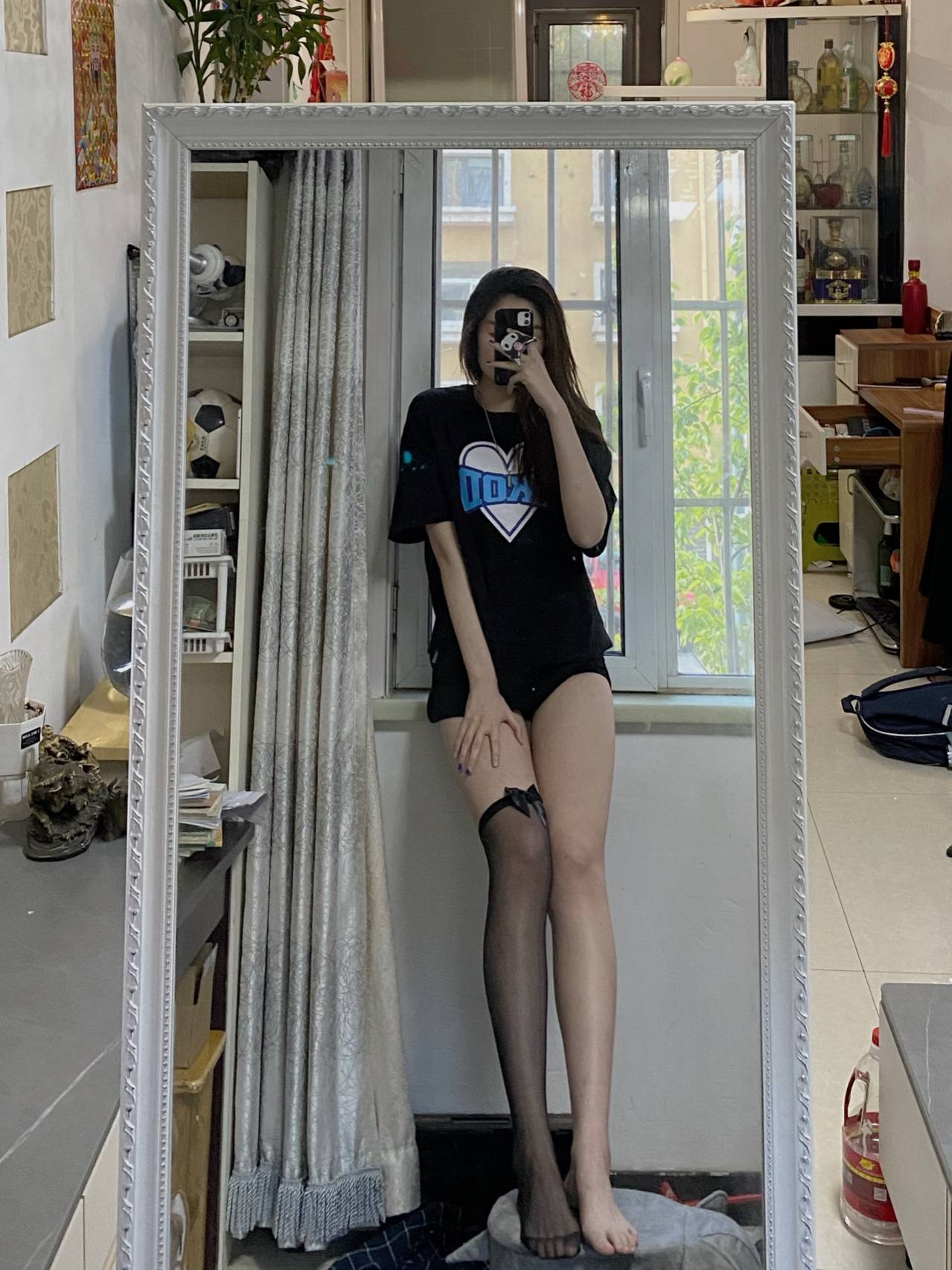 一米八的长腿美女黑丝对镜自拍图片_2