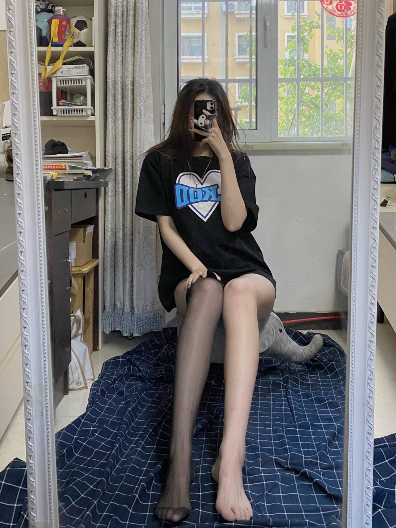 一米八的长腿美女黑丝对镜自拍图片_3