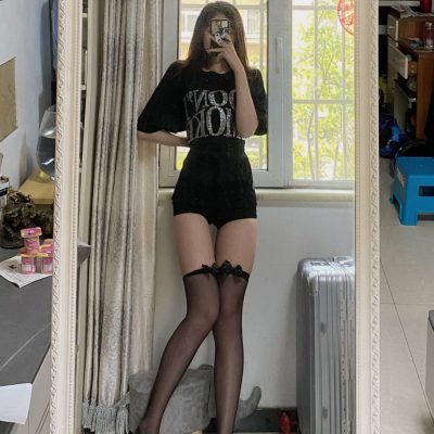 一米八的长腿美女黑丝对镜自拍图片