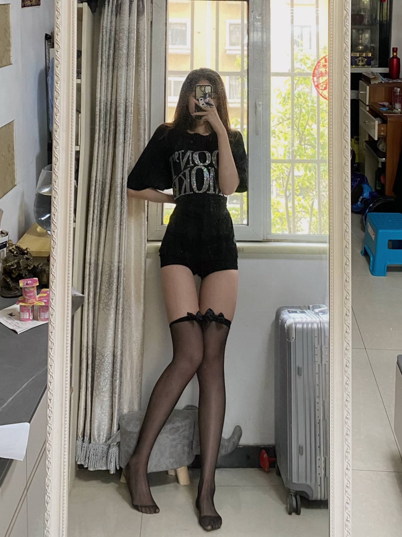 一米八的长腿美女黑丝对镜自拍图片_5