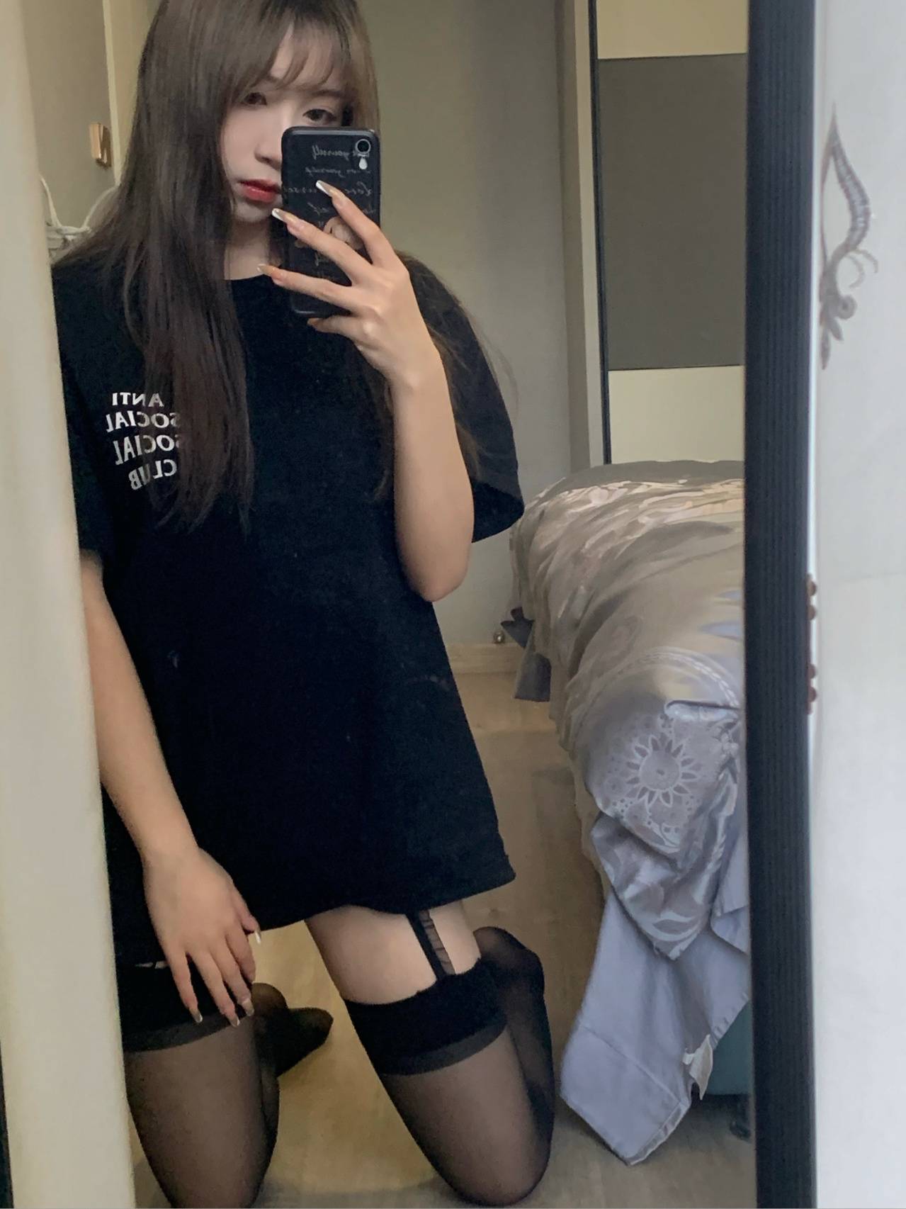 短裙黑色吊带袜小妹子自拍，这衣服让人害羞！_2