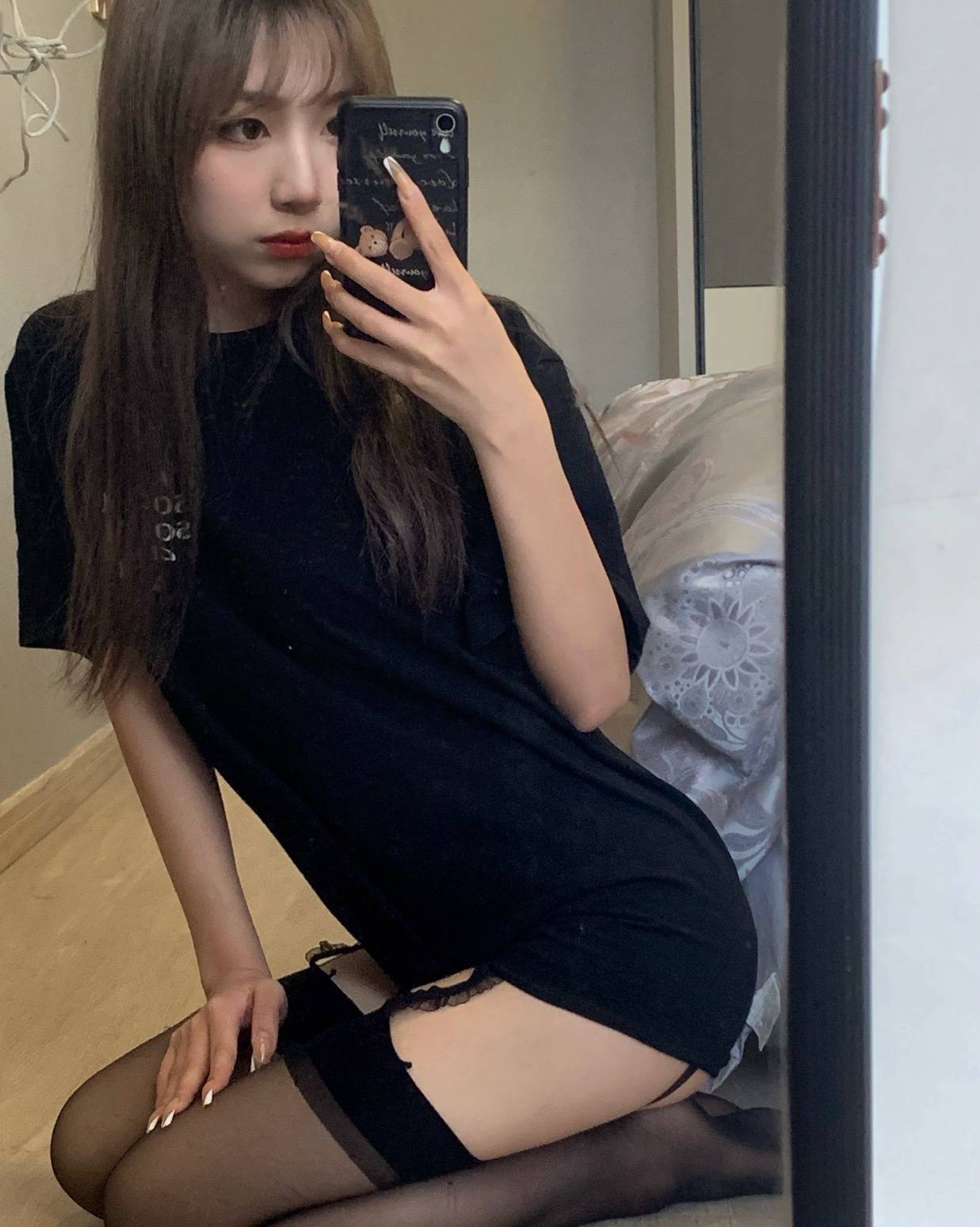 短裙黑色吊带袜小妹子自拍，这衣服让人害羞！_4