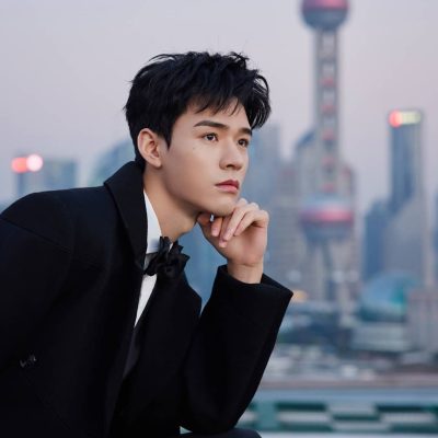 龚俊黑色西装大衣高清写真图片