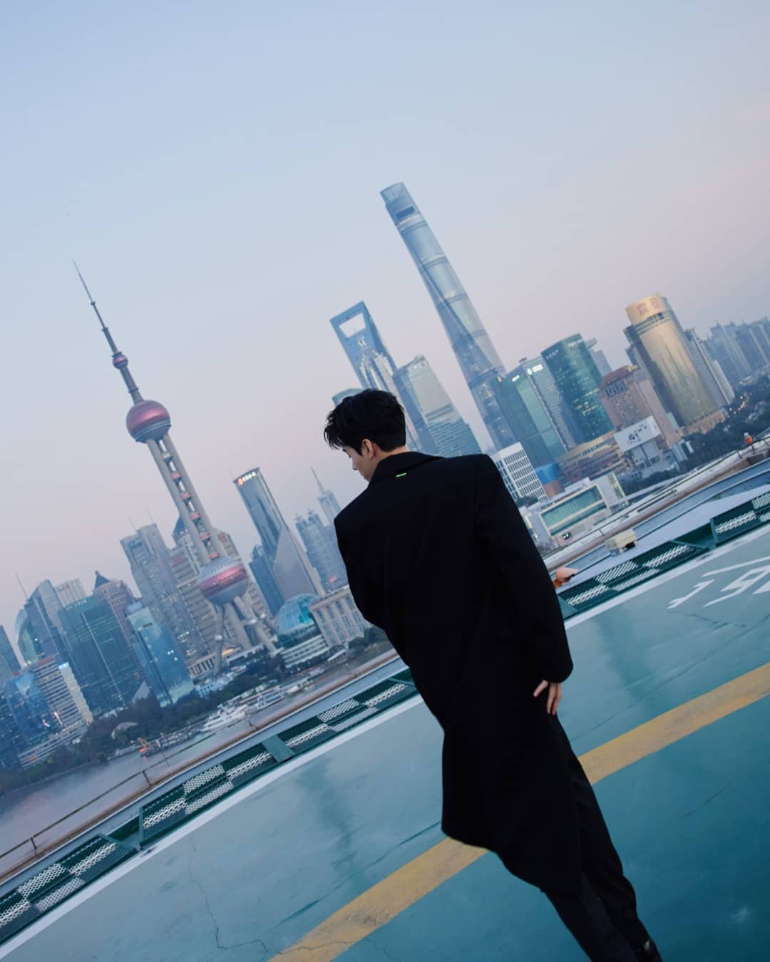 龚俊黑色西装大衣高清写真图片_5