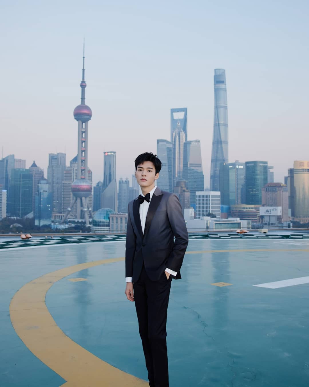 龚俊黑色西装大衣高清写真图片_3