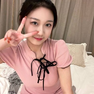 零零后美女的自拍，00后也用剪刀手自拍呀！