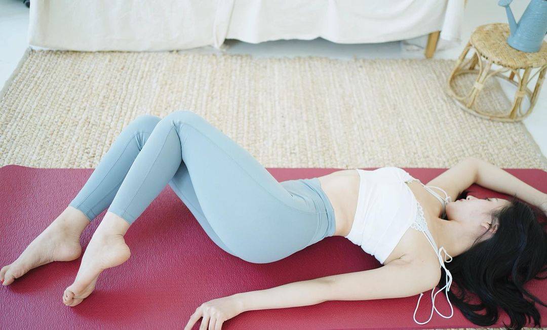 00年小姐姐自拍图片，这女生的户型不错_3