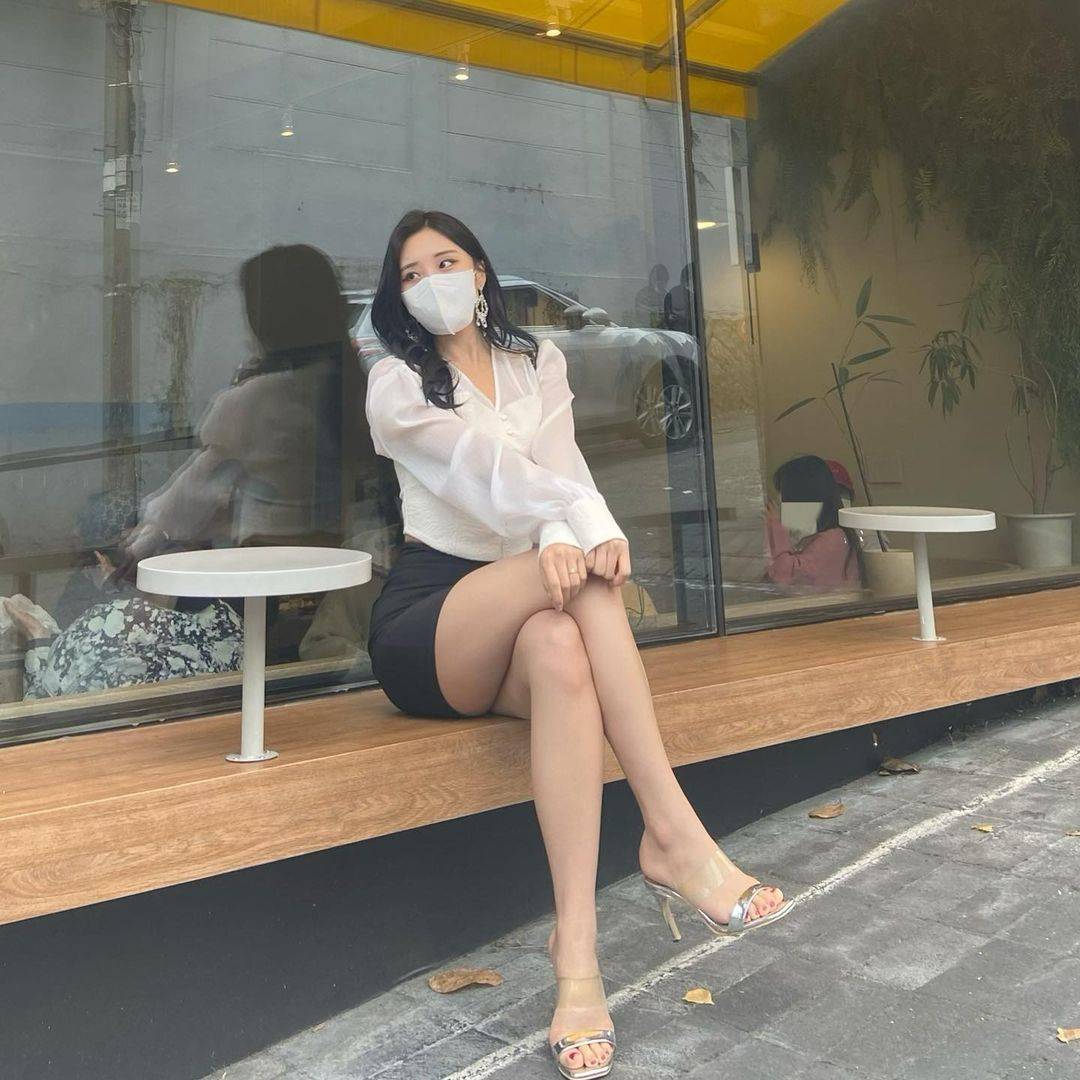 00年小姐姐自拍图片，这女生的户型不错_9