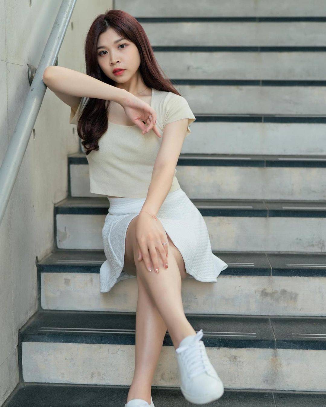 在学校楼梯美女穿短裙拍照， 这造型有模特的感觉！_3