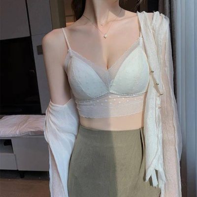 气质美女展示白色蕾丝内衣