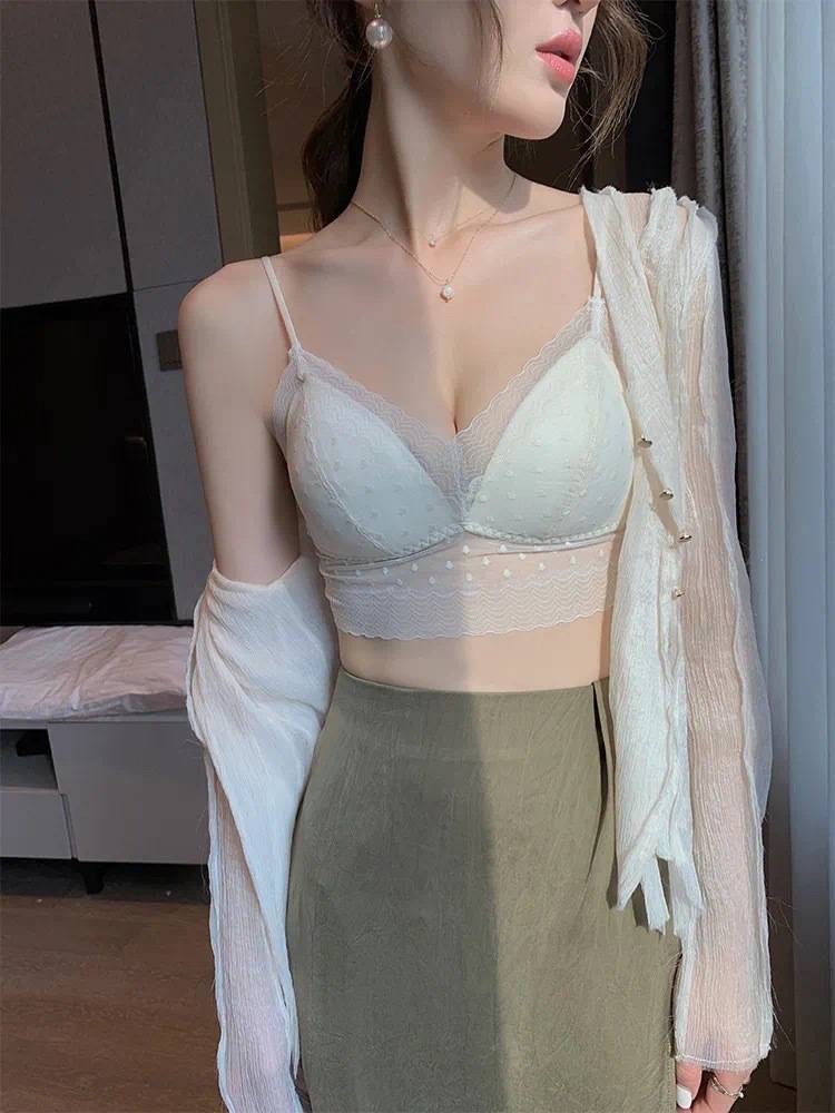 气质美女展示白色蕾丝内衣_2
