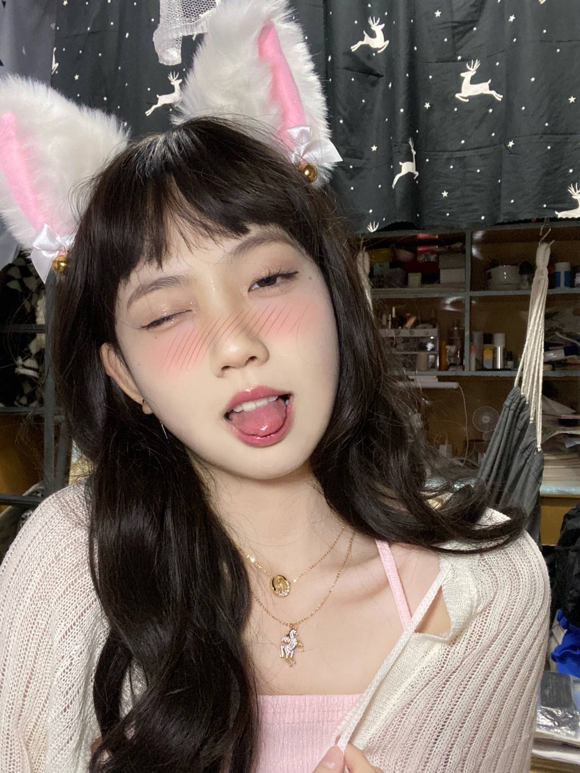 00后女生宿舍自拍吐舌头图片_1