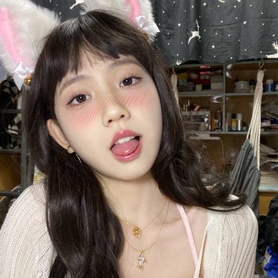 00后女生宿舍自拍吐舌头图片