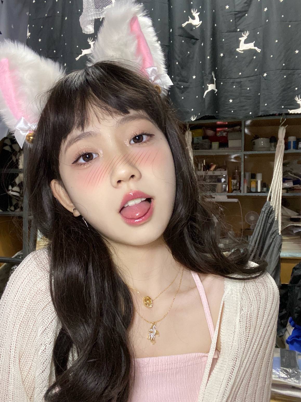00后女生宿舍自拍吐舌头图片_2