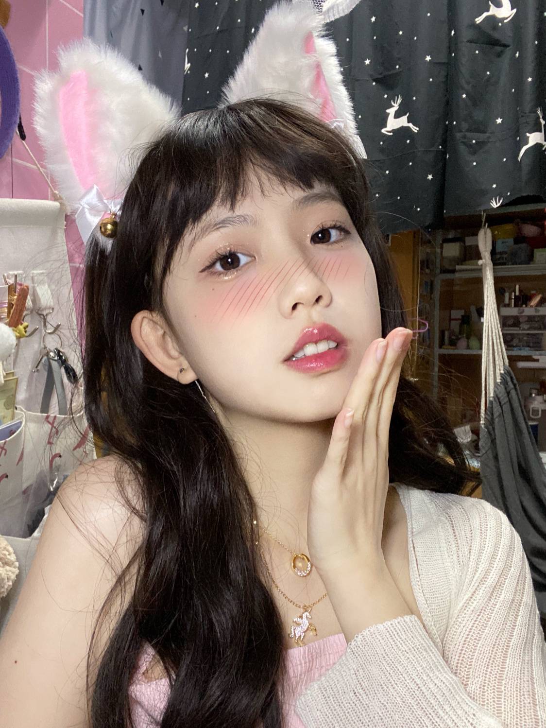 00后女生宿舍自拍吐舌头图片_3