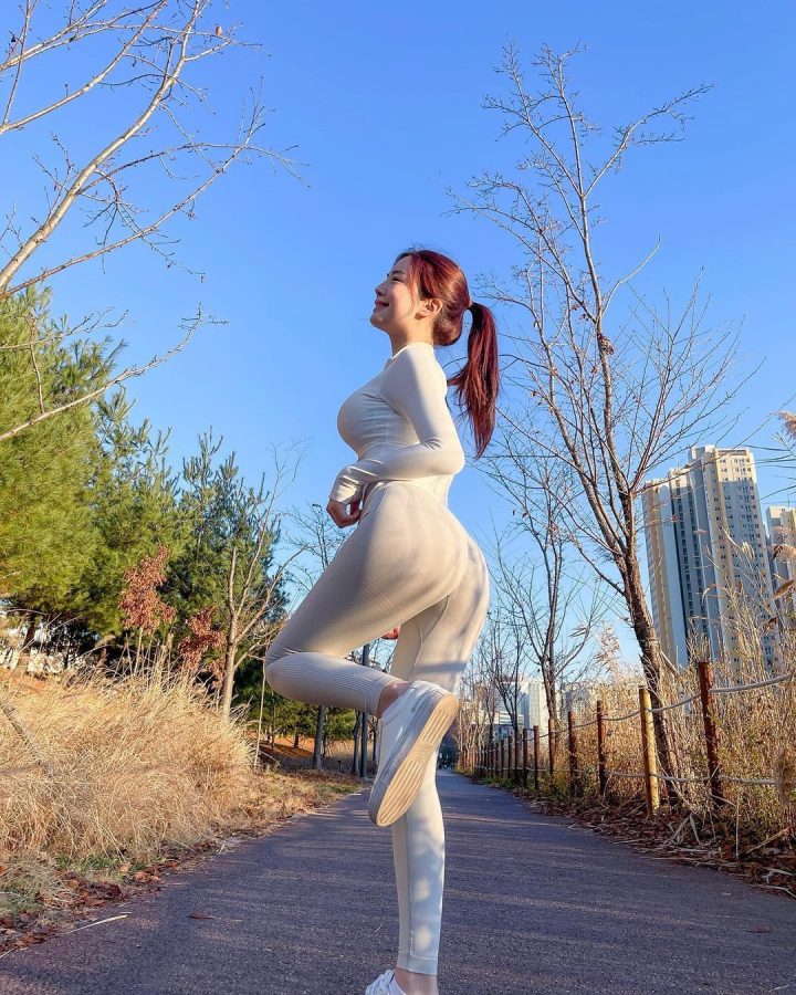 公园抓拍翘臀紧身裤晨练美女_3
