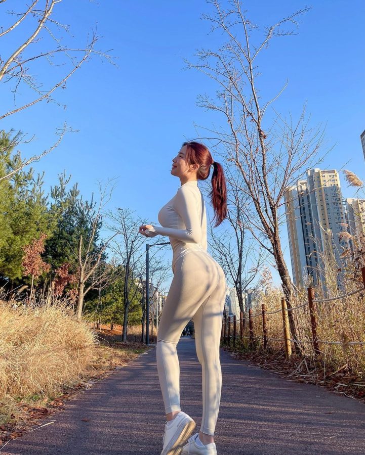 公园抓拍翘臀紧身裤晨练美女_7