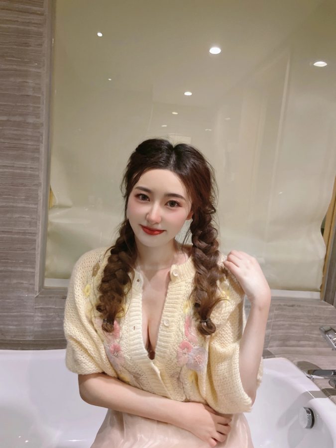 喂不饱的深V可爱妹子做浴缸自拍_3