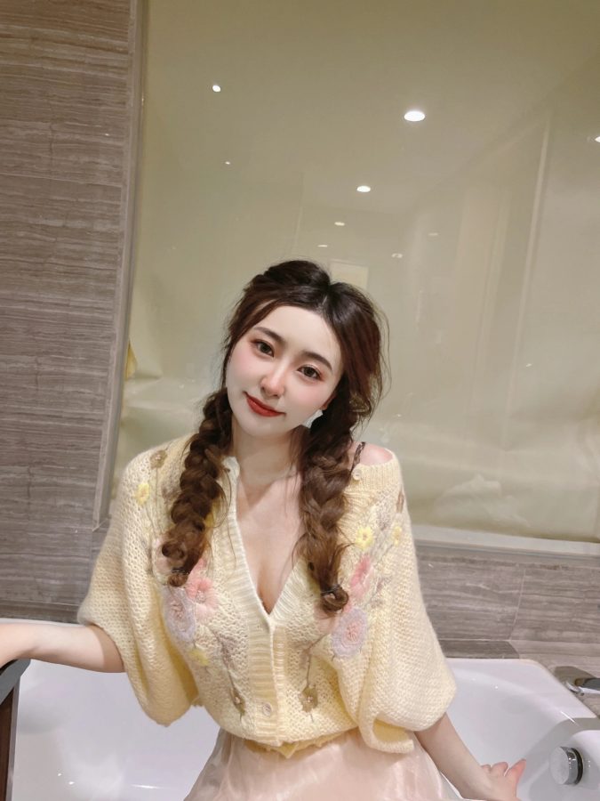 喂不饱的深V可爱妹子做浴缸自拍_4