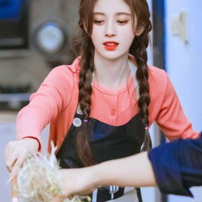 鞠婧祎扎两个辫子穿围裙学做菜图片