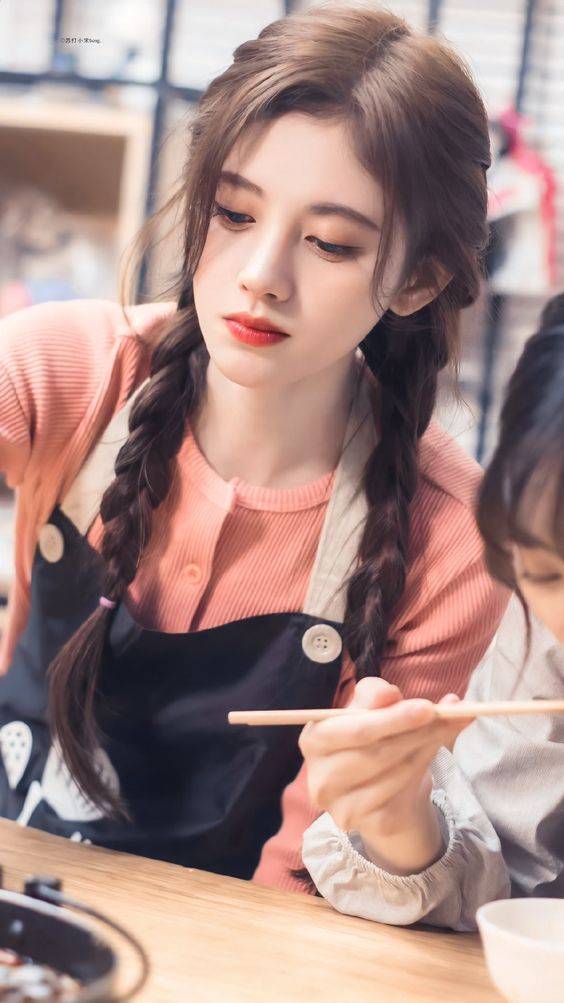 鞠婧祎扎两个辫子穿围裙学做菜图片_4