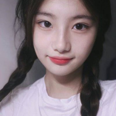 扎俩辫子的可爱小女孩图片