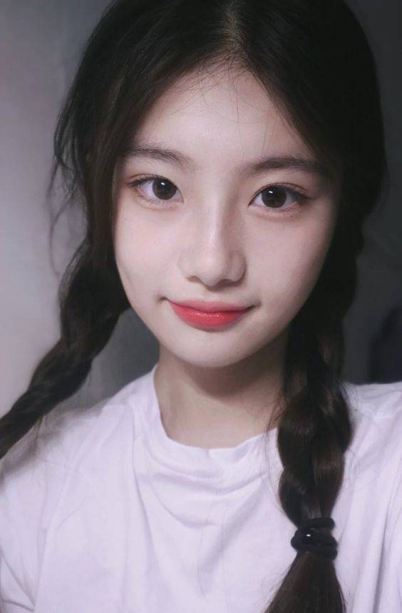 扎俩辫子的可爱小女孩图片_1