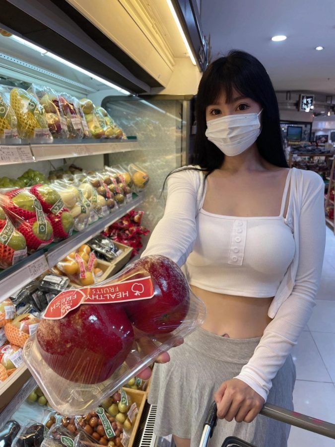 超市里的女神购物，极品身材口罩美女_2