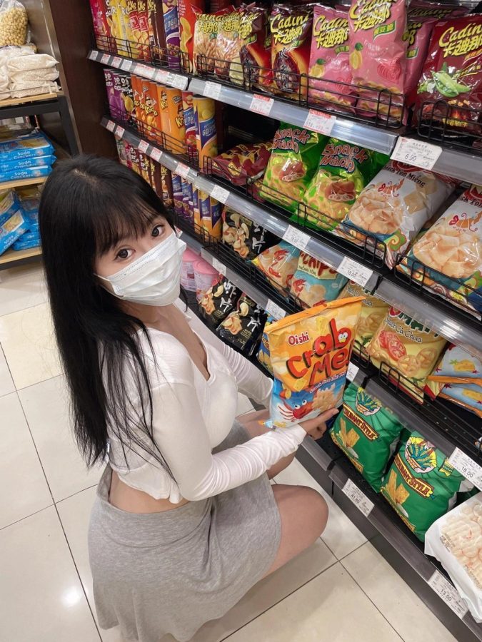超市里的女神购物，极品身材口罩美女_5