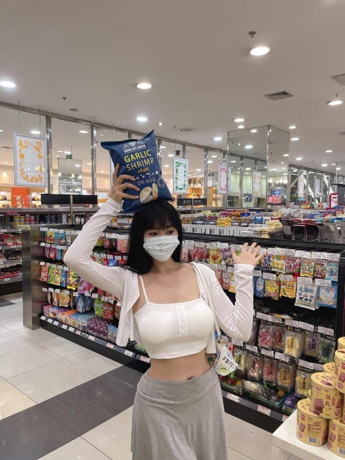 超市里的女神购物，极品身材口罩美女_6