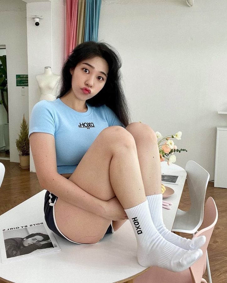 秀出大长腿，把腿放桌子上美女图片_3