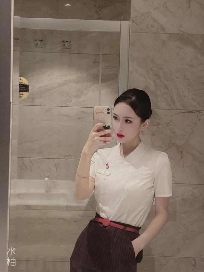 上海航空空姐穿工作服美照_3