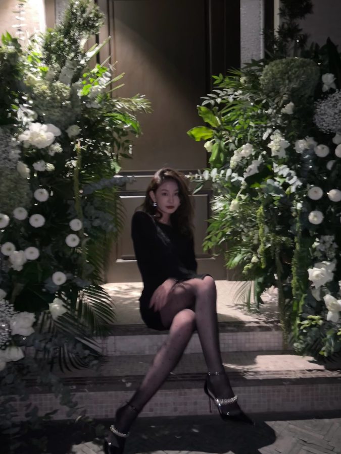 黑丝美女户外台阶自拍图片_1